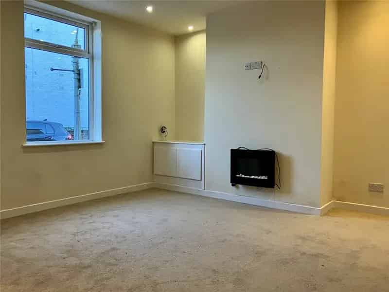 Two Bedroom Mid Terrace House Near Amenities