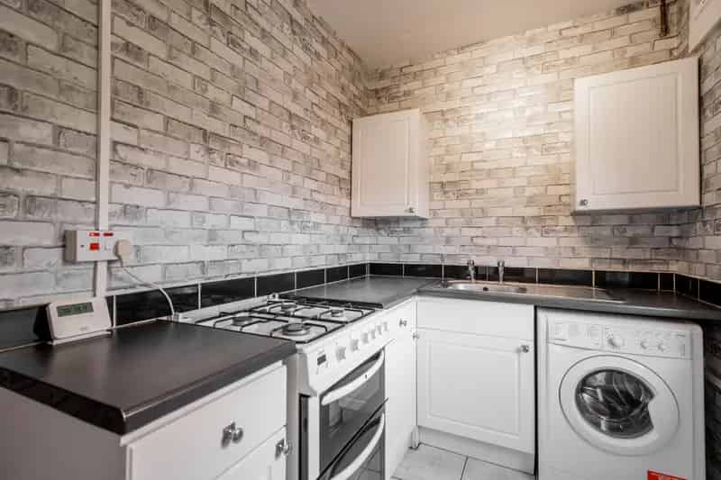 2-Bedroom Apartment Grangemouth - Private Gardens & Driveway Parking