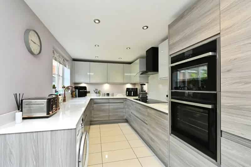 Detached Family Home with Garden and Garage
