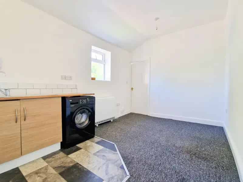1 Bedroom Flat Close to Amenities Available Now