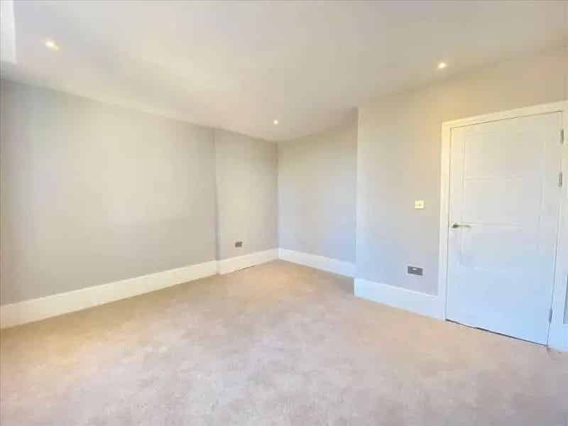 2 Bed Flat for Sale in Ealing Near Ealing Broadway Station