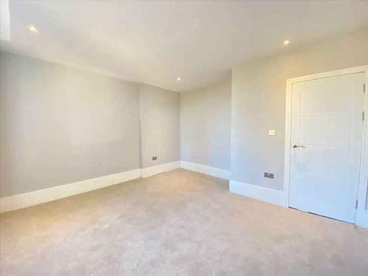 2 Bed Flat for Sale in Ealing Near Ealing Broadway Station