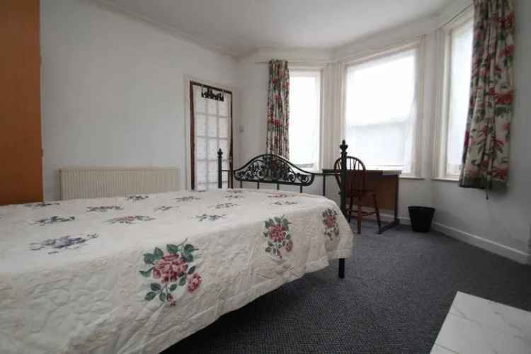 4 Bedroom Semi-Detached House - Student Property in Charminster