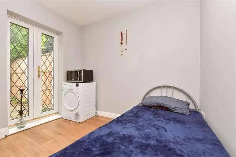 2 bed flat for sale