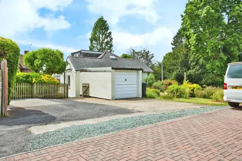 3-Bed House with Garage and Landscaped Gardens