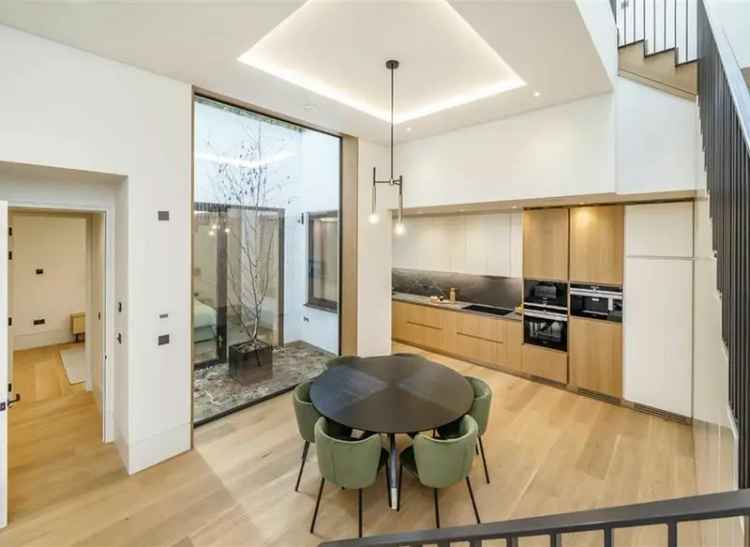 Contemporary 3-Bedroom Mews House with Private Garden