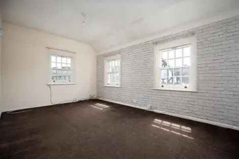 2 Bedroom Maisonette 58m² London