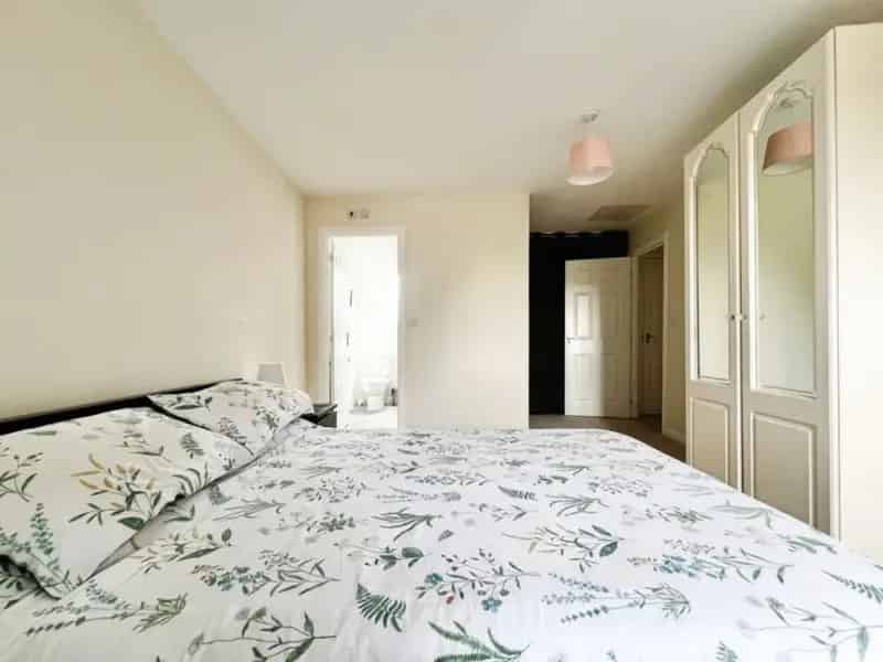 4 bed house for sale