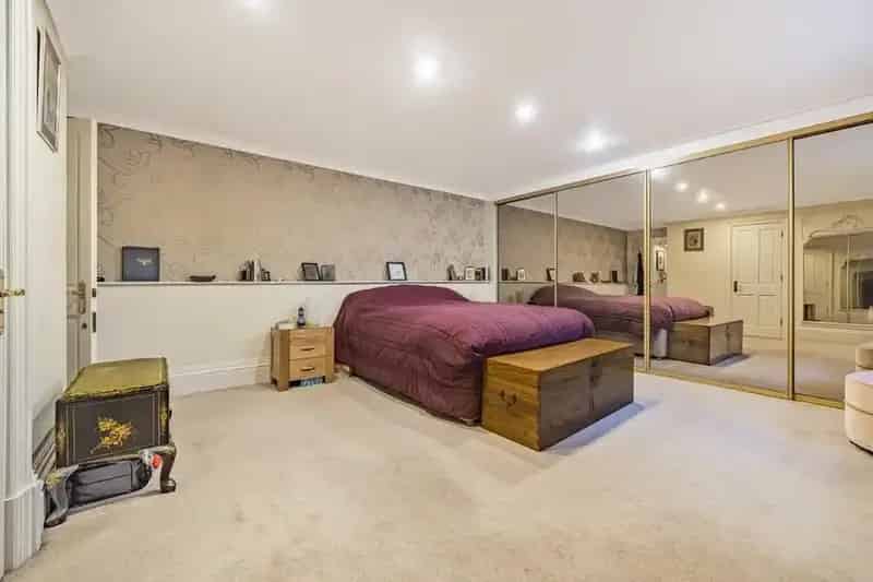 2 Bedroom Flat for Sale in Conservation Area