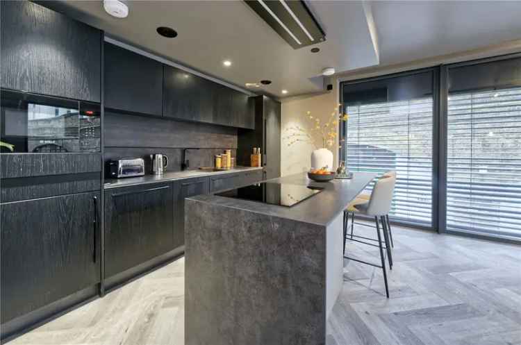2 bedroom flat/apartment in London