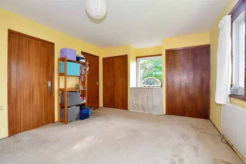 6 Bedroom Detached House Near Three Bridges Station