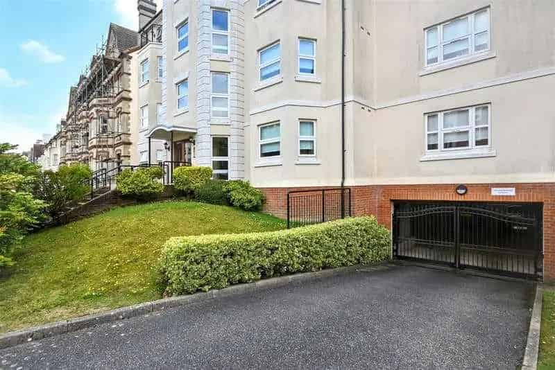 2 Bed Flat for Sale Eastbourne - Roof Terrace Parking En-Suite