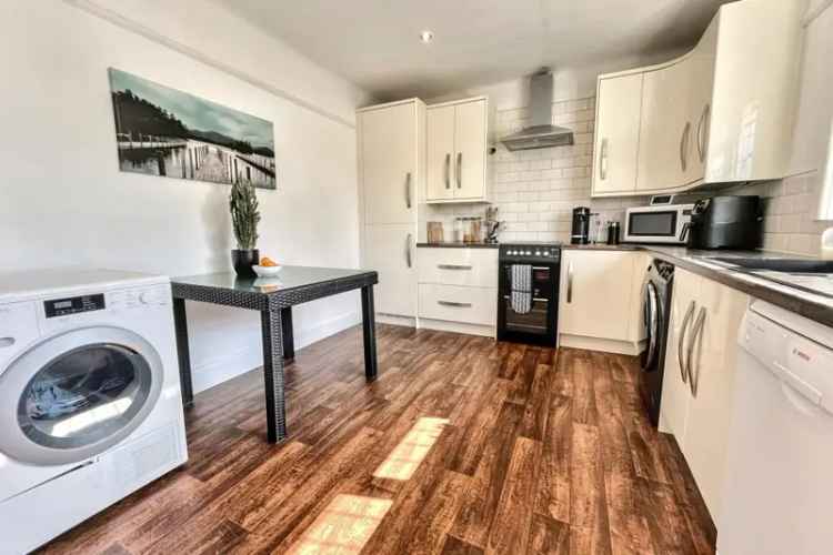 2 Bedroom Flat for Sale Near Shops