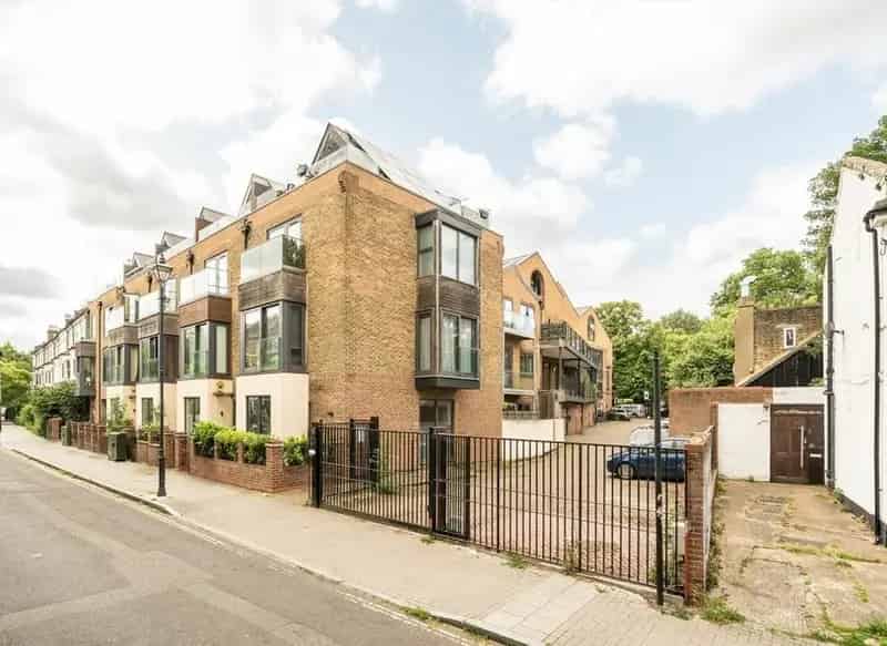 3 Bed Flat near Brixton Station  Secure Gated Development