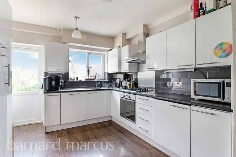 3 Bedroom Mid-Terraced House King George Park Garden