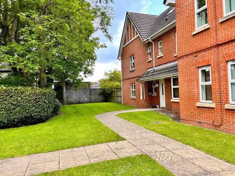 2 Bedroom Apartment for Sale Near Shops and Schools