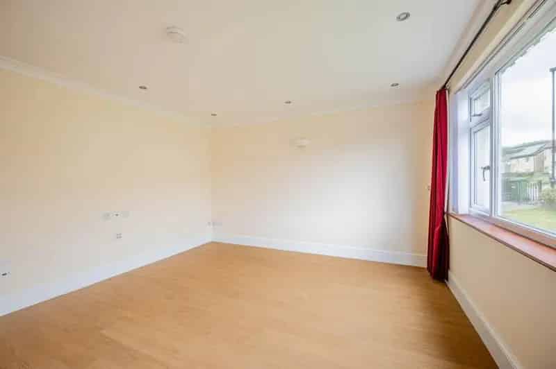 3 Bedroom Family Home Near Royal United Hospital
