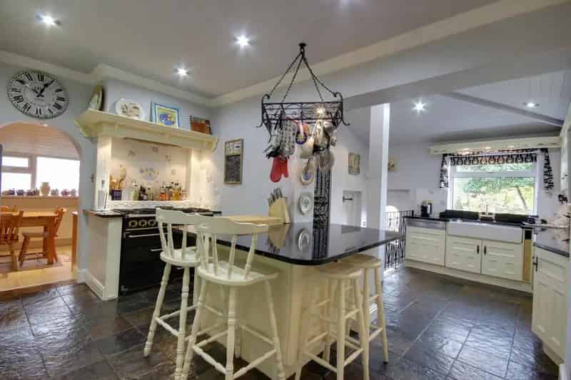 6 Bedroom Detached House For Sale