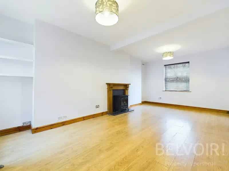 Charming 2-Bed Semi-Detached House Freehold No Chain