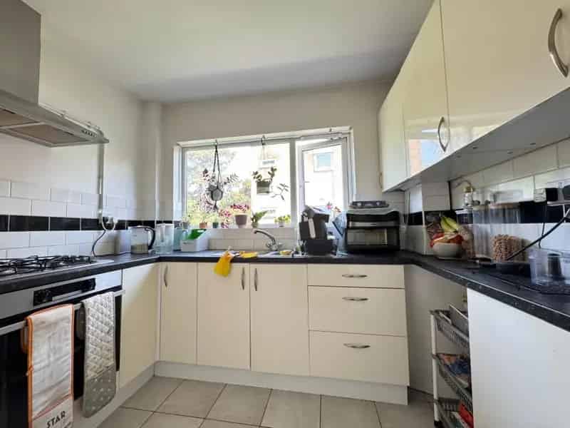 1 Bedroom Flat First Floor Garage Parking Available June