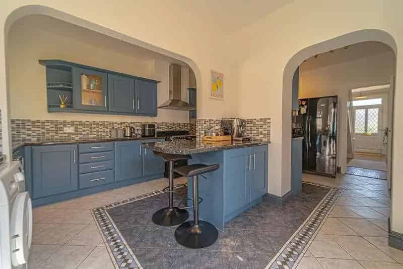 5 Bed Semi-Detached House For Sale