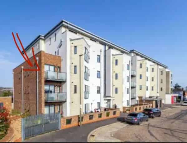 2 Bedroom Flat with Balcony Lift and Parking Near Transport and Amenities