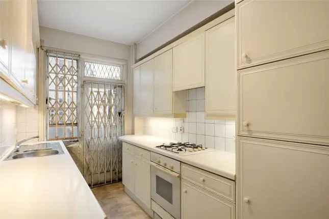 Flat for sale in Hyde Park Place, London W2