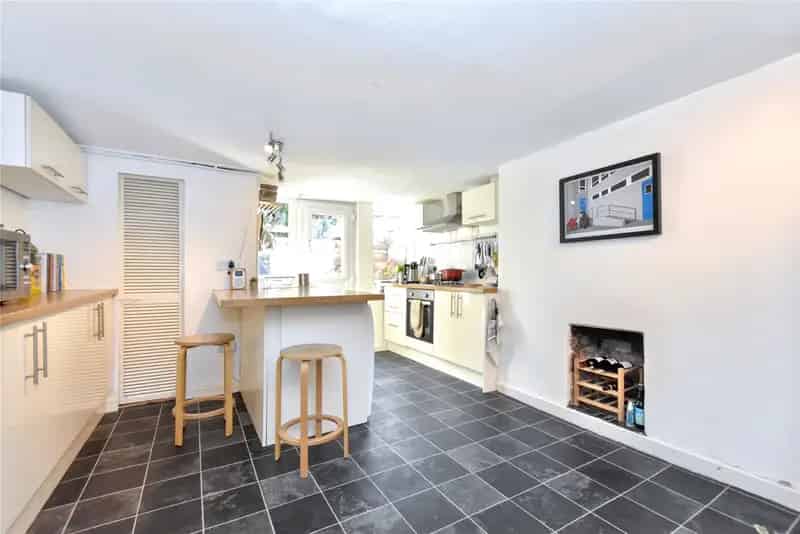 Victorian Terrace House with 2 Bedrooms and Modern Bathroom