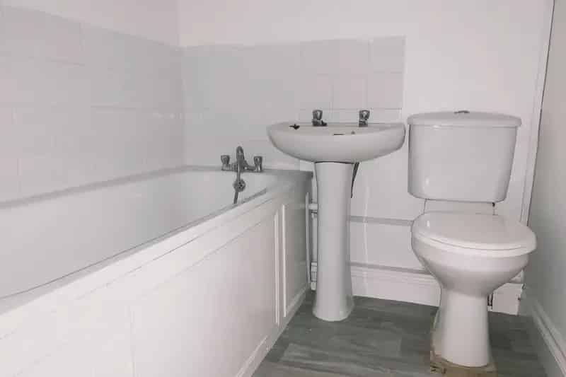 Studio Flat Near Shops and Schools Zero Deposit Available