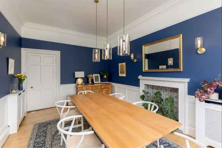 Elegant 4-Bedroom Victorian Apartment in Edinburgh's New Town