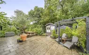 Modern 3-Bed Home with West-Facing Garden and Potential to Rent Land