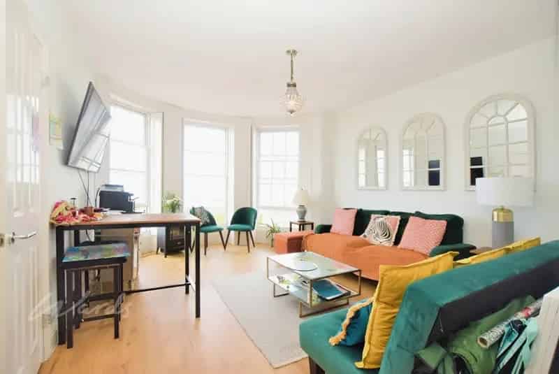 2 Bedroom Apartment to Rent with Sea Views and Parking