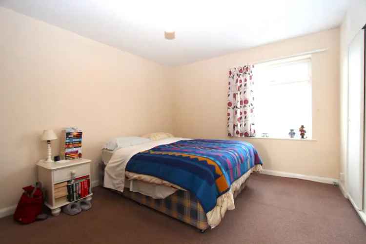 Spacious 2-Bed Top Floor Apartment Leasehold Near Town Centre