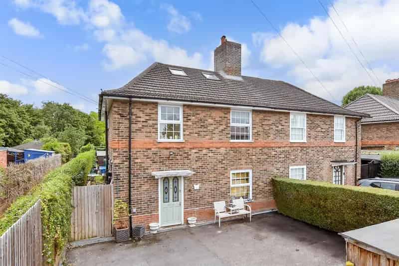 4 Bedroom Semi Detached House for Sale Near Schools