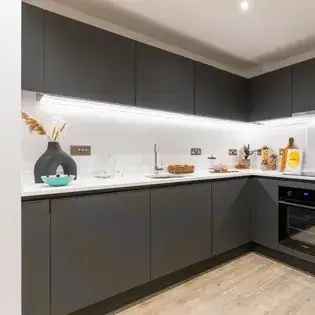 2 Bed 67m² Manchester City Centre Flat Flexible Tenancies Pet-Friendly Parking
