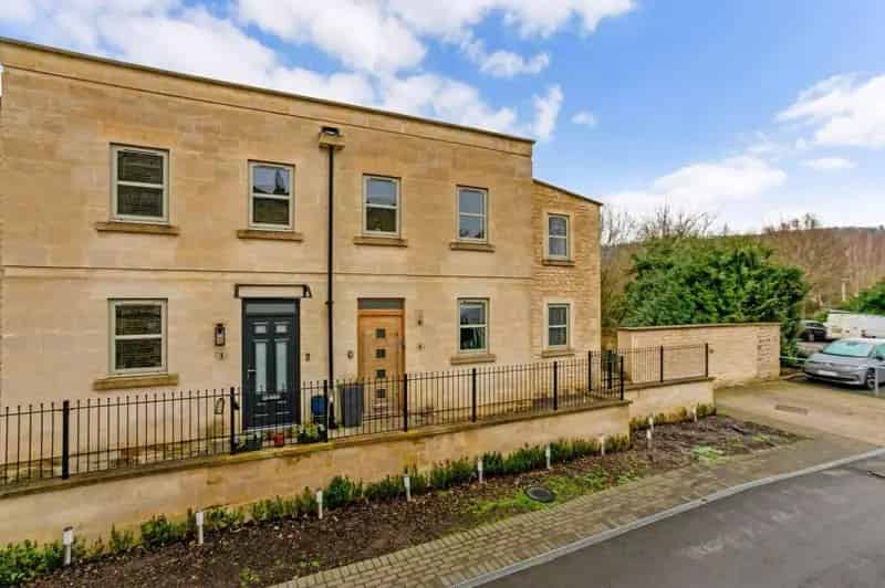 2 Bed Semi-Detached House Near Morrisons and Bath Train Station