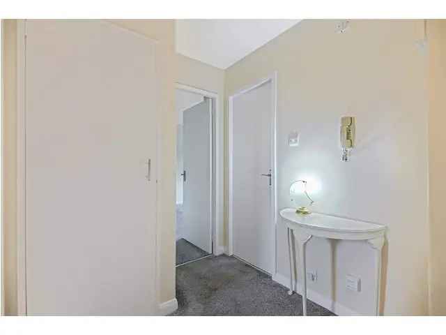 2 Bedroom Flat for Sale Scotstoun Modern Flat Residents Parking