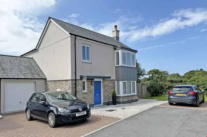 4 Bedroom Link Detached House For Sale Near Village Amenities