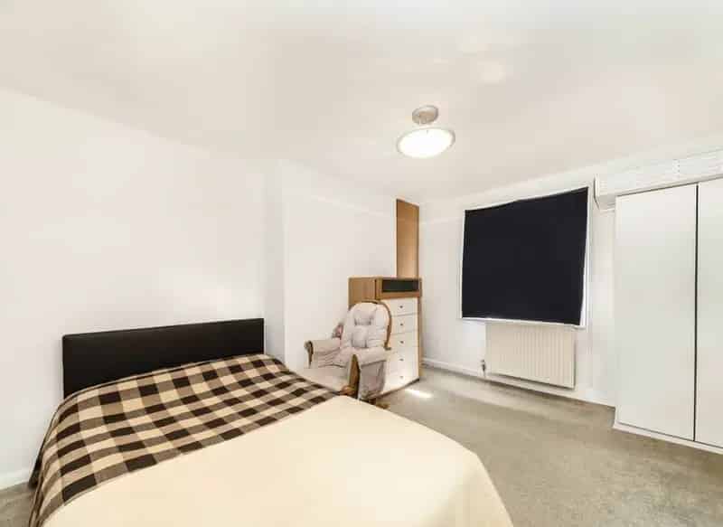 Two Bedroom Flat High Ceilings Bay Window Victorian Building No Onward Chain