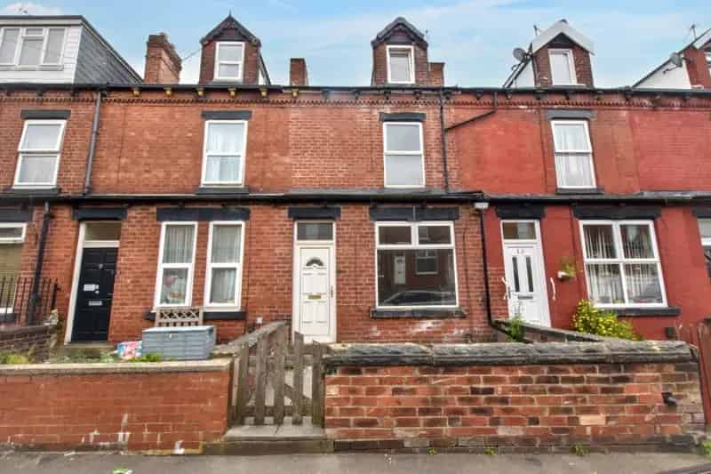 Spacious 4-Bedroom Period House Near Leeds City Centre