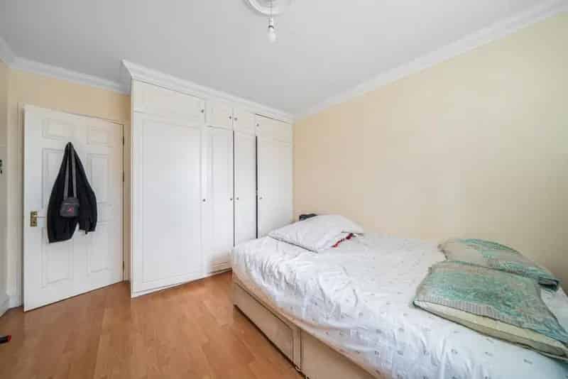 Flat For Sale , London, England