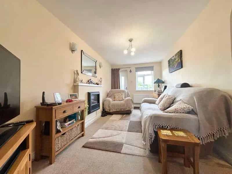2 bed house for sale