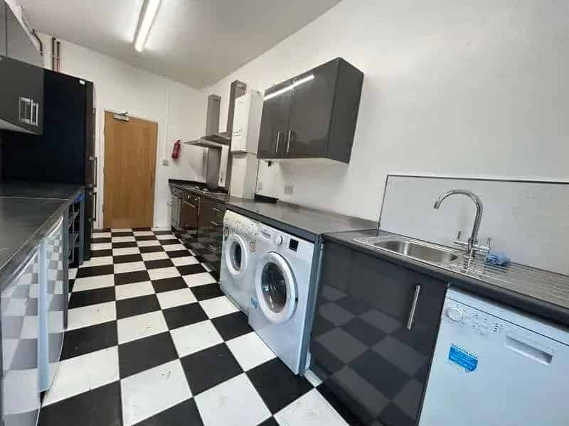 8 Bed HMO Flat For Sale - High Yielding Investment Opportunity