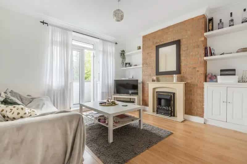Spacious Two-Bedroom Flat in Clapham Near Tube Stations