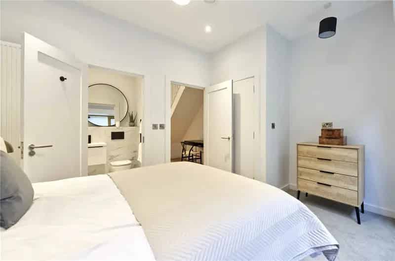 1 Bedroom Apartment Tooting  616 sq ft Balcony Designer Kitchen