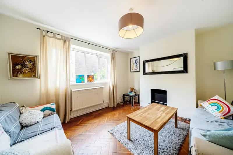 Four Bedroom Flat Near Earlsfield Station - Professional Sharers