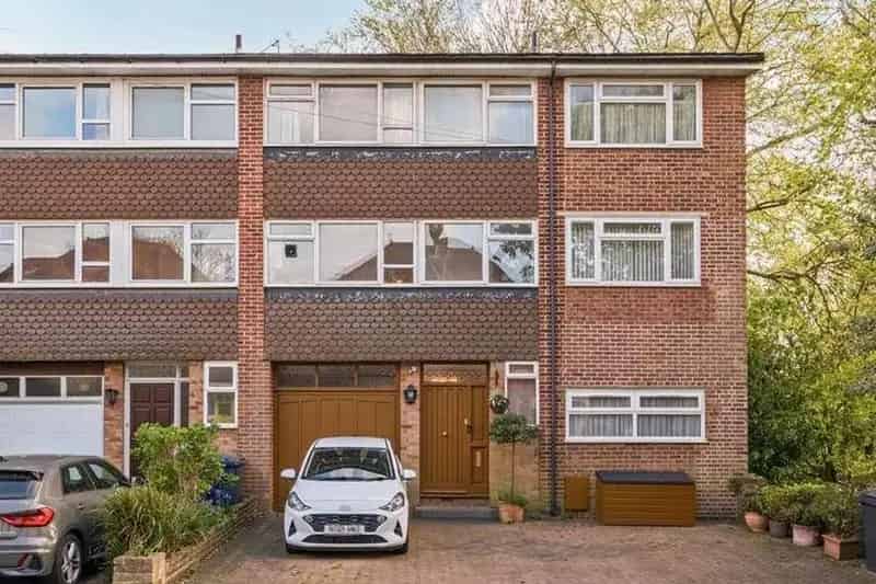 6 Bedroom House for Sale Near High Barnet Underground Station