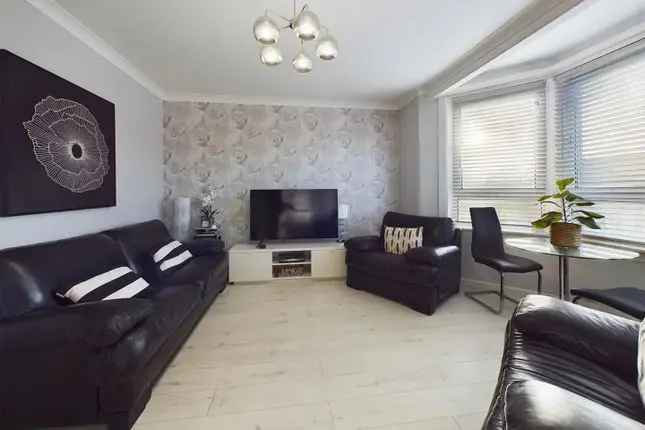 Flat for sale in Dumbarton Road, Glasgow G14