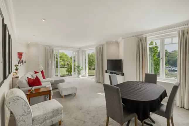 Luxury 3-Bedroom River Thames View Apartment Twickenham