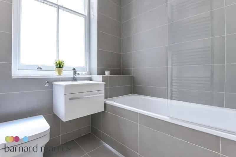 2 Bed 2 Bath Apartment near Kensington Olympia Station
